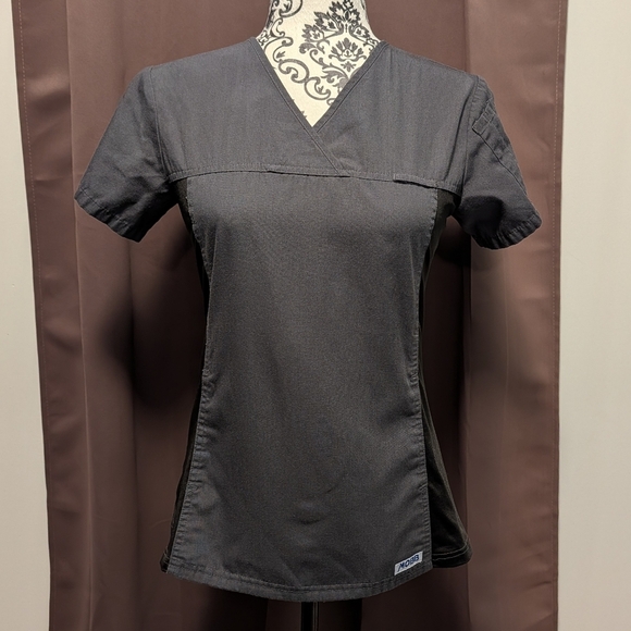 🖤 2 MOBB Colorblock Scrub Tops - Picture 9 of 9